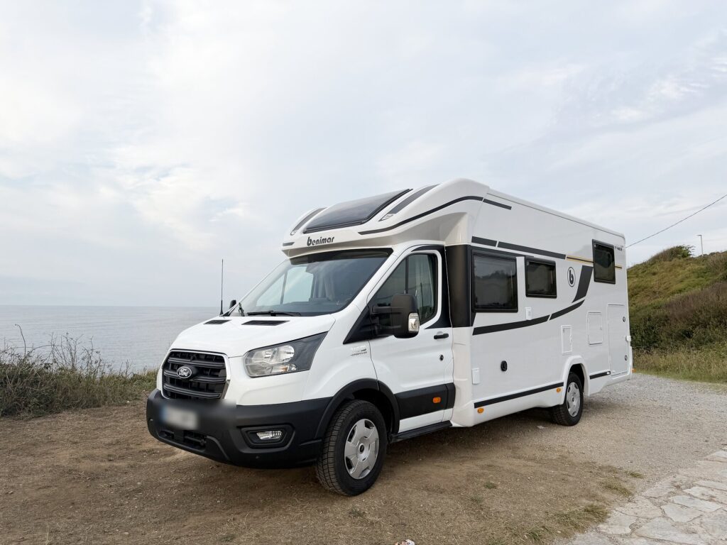 Nuestra Benimar Tessoro 463 UP junto a la costa