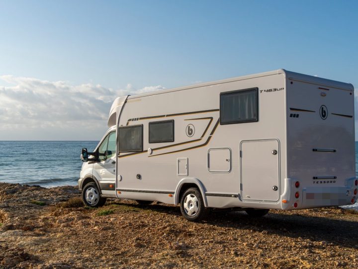 Benimar Tessoro 463 UP — exterior junto al mar