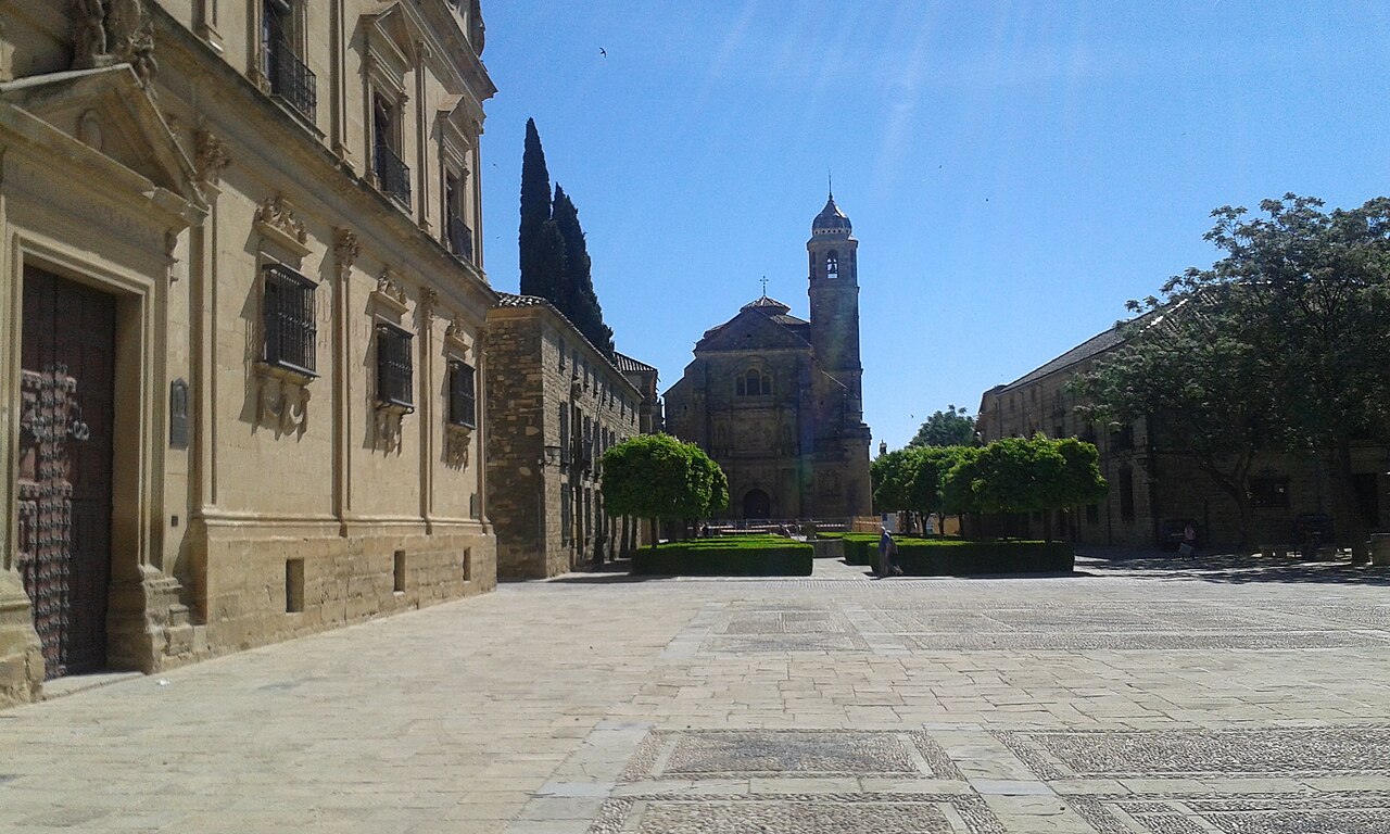 Plaza Vázquez de Molina con la Sacra Capilla del Salvador y el Palacio de las Cadenas, primera parada de la ruta por Úbeda y Baeza en autocaravana